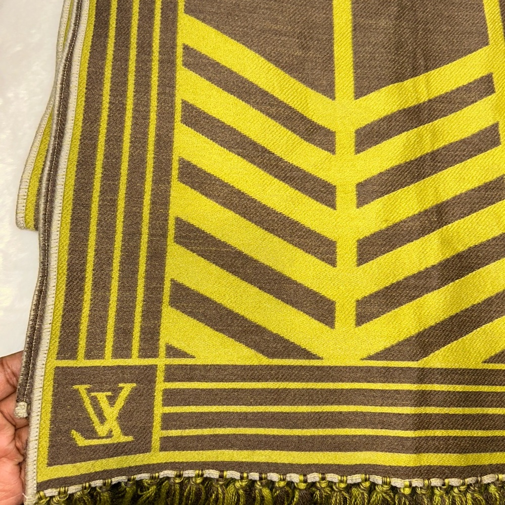Louis Vuitton Brown & Green Chevron Wool Scarf - Picture 5 of 16